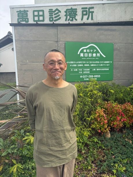 医師の萬田緑平氏、2026年6月、群馬県前橋市の萬田診療所にて