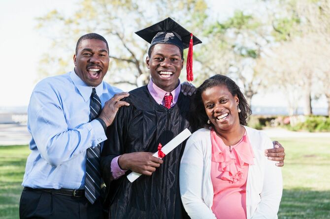 アフリカ系アメリカ人の息子の卒業を喜ぶ両親
