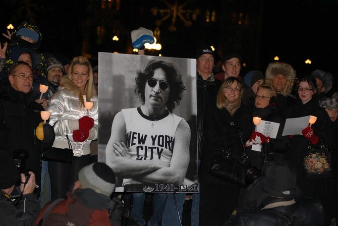 2010年12月8日、ジョン・レノン暗殺から30年目、カナダ・オタワで平和を願うファンたちが集った