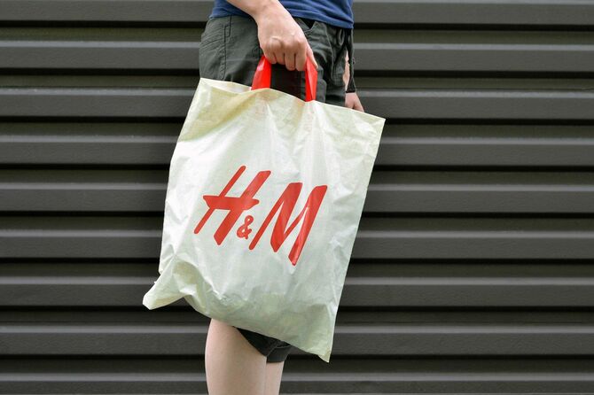 H&Mのショッパーを持つ女性