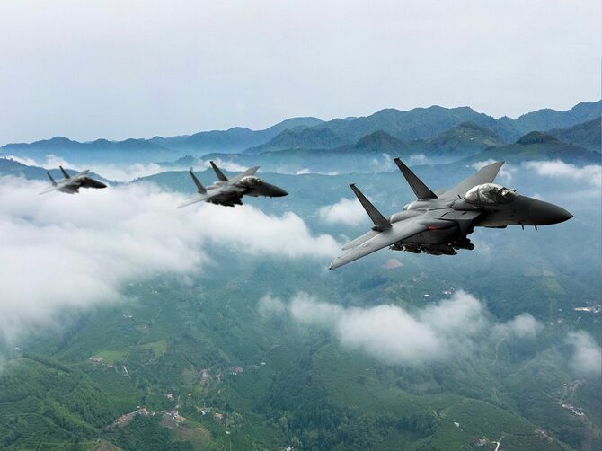 山の上空を飛行する戦闘機
