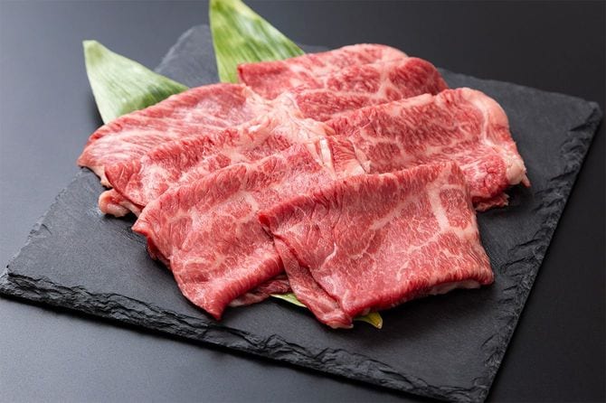 皿に盛られた生の牛肉