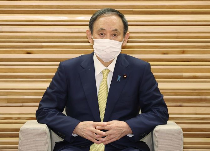 臨時閣議に臨む菅義偉首相