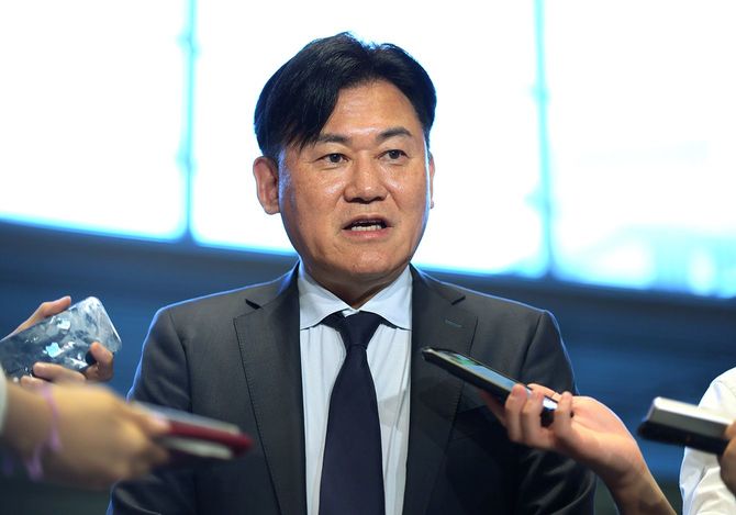 岸田文雄首相と面会後、記者団の取材に応じる新経済連盟の三木谷浩史代表理事(楽天グループ会長兼社長)=2023年7月10日、首相官邸