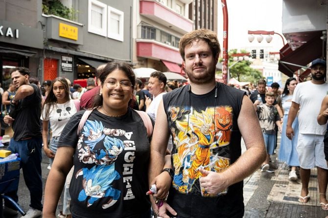 カップルでドラゴンボールTシャツ姿のサンタナさん（右）とジオヴァナ・マルチンスさん