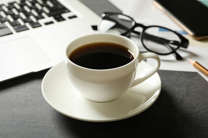 ブラックテーブルにコーヒー
