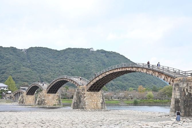 錦川に架橋された5連の木造アーチが美しい錦帯橋
