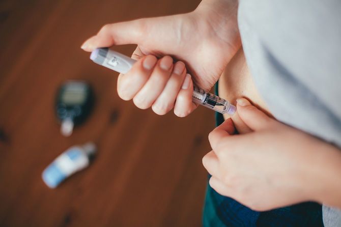 インスリン注射をしている女性