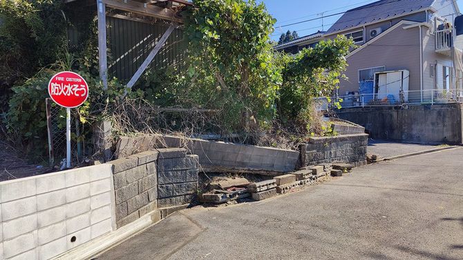 擁壁が崩落した宅地。（千葉県山武市横田）