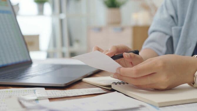 レシートの金額を計算する人