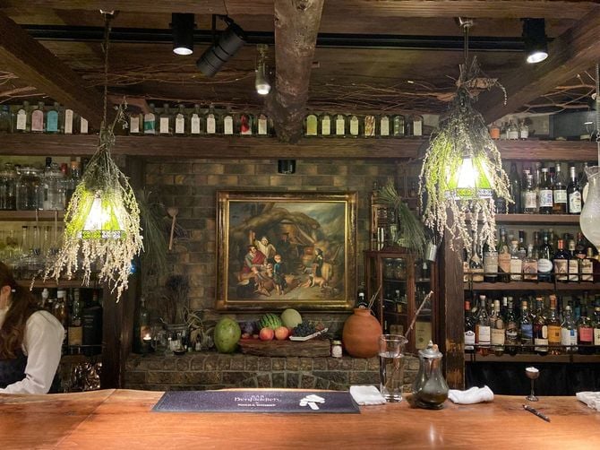 東京・西新宿のバー「ベンフィディック」の店内。まるで魔女の実験室のような雰囲気だった。