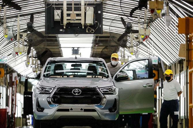 アルゼンチン・ブエノスアイレス州サラテ市のトヨタ自動車工場で働く作業員ら＝2021年3月15日