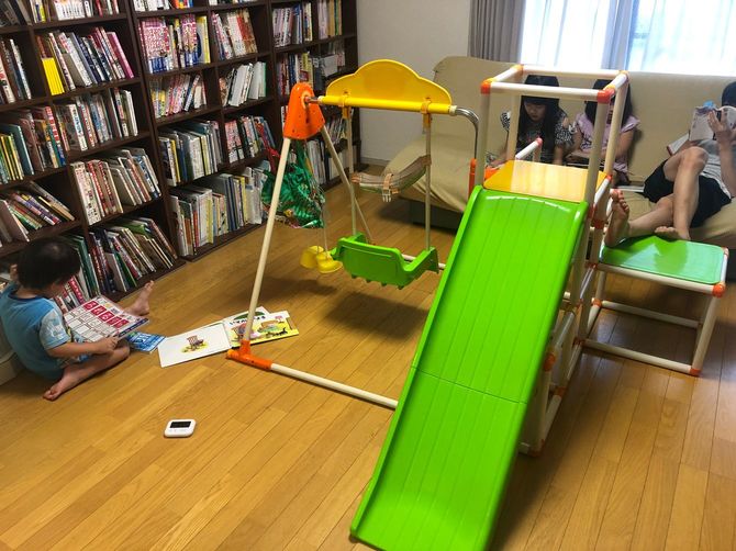 家族全員での朝読書。朝の5分間、全員で読書をする。