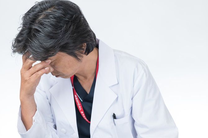 非常に疲れている男性医師