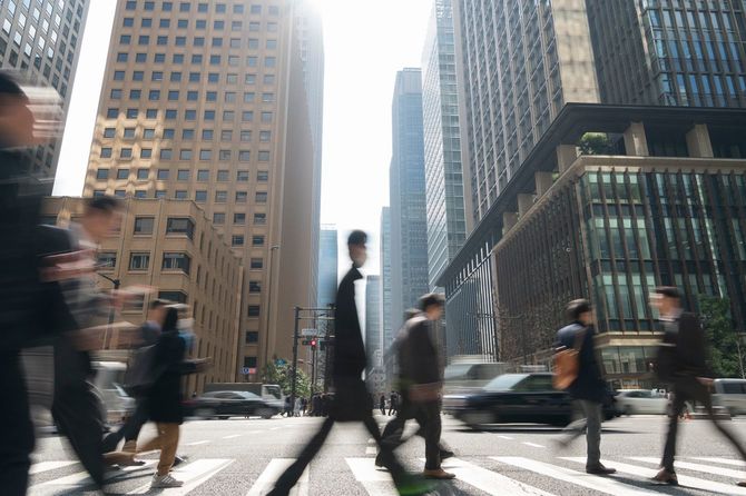 街の通りを歩く人々