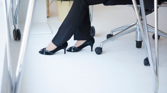 オフィスでヒールを履く女性の足元