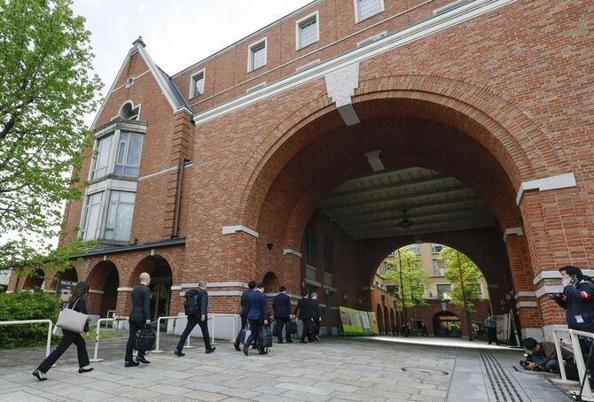 学校法人同志社への聞き取り調査に向かう文部科学省の職員(京都市上京区、2026年4月24日)