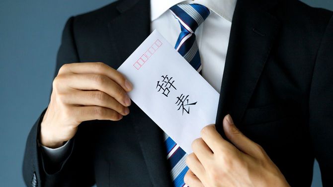 辞表を持つビジネスマン