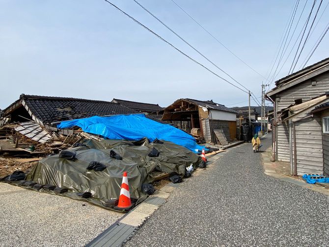 美しい黒島集落もあちこちで家屋が倒壊