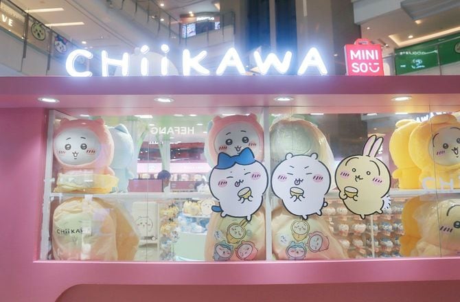 上海の「ちいかわ」ポップアップショップで、商品を買い求める来店客ら=2024年8月22日