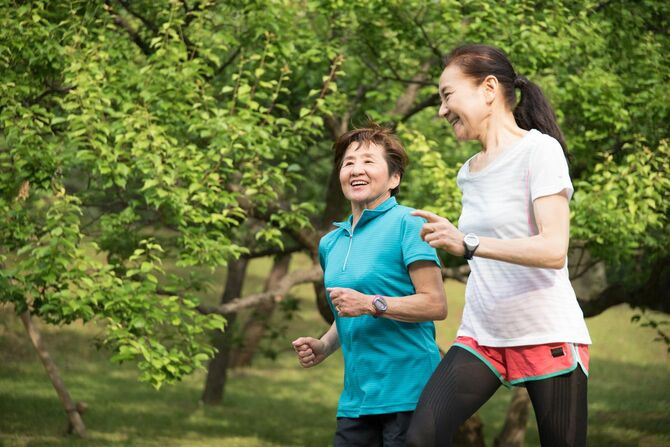東京の公園で走る2人の高齢女性