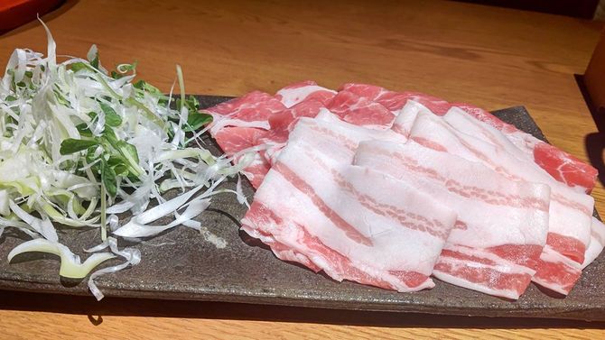 高級旅館「妙見石原荘」の和食メニューのひとつとして提供されている桑水流黒豚