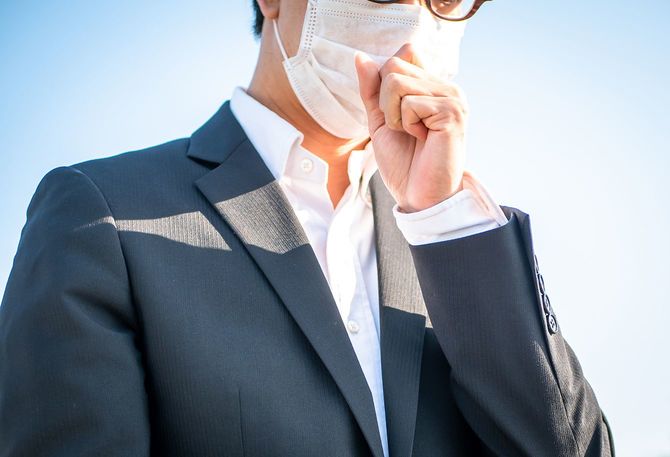 マスクをしたビジネスマン