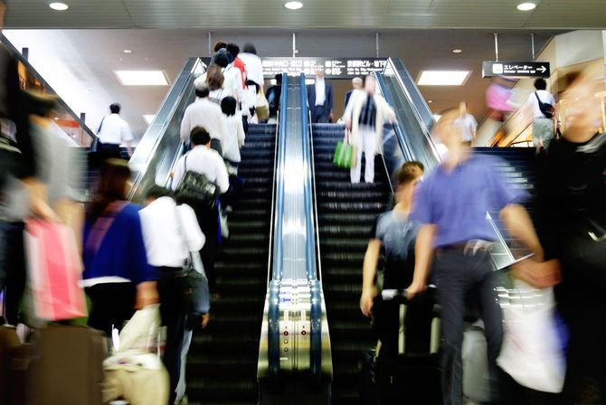エスカレーターの片側空けのために列を作っている人々