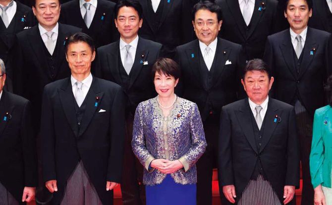 第2次高市改造内閣が発足し、初閣議を終えて記念撮影する高市早苗総理と閣僚ら