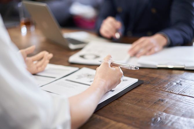 会議を持つアジアのビジネスパーソン