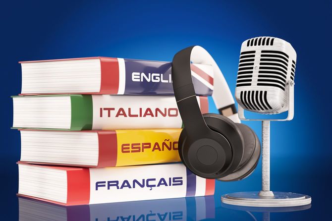 フランス語、スペイン語、イタリア語と英語の辞書とヘッドホンとマイク