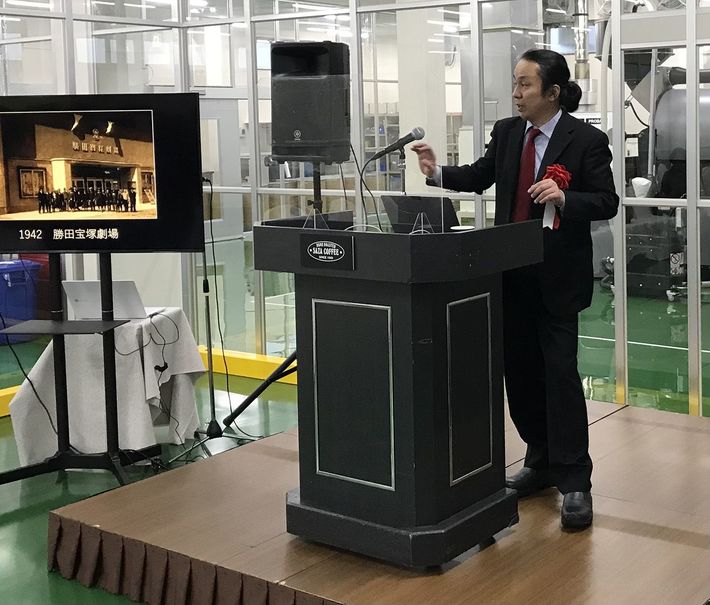 茨城県ひたちなか市の新工場で挨拶するサザコーヒーの鈴木太郎社長