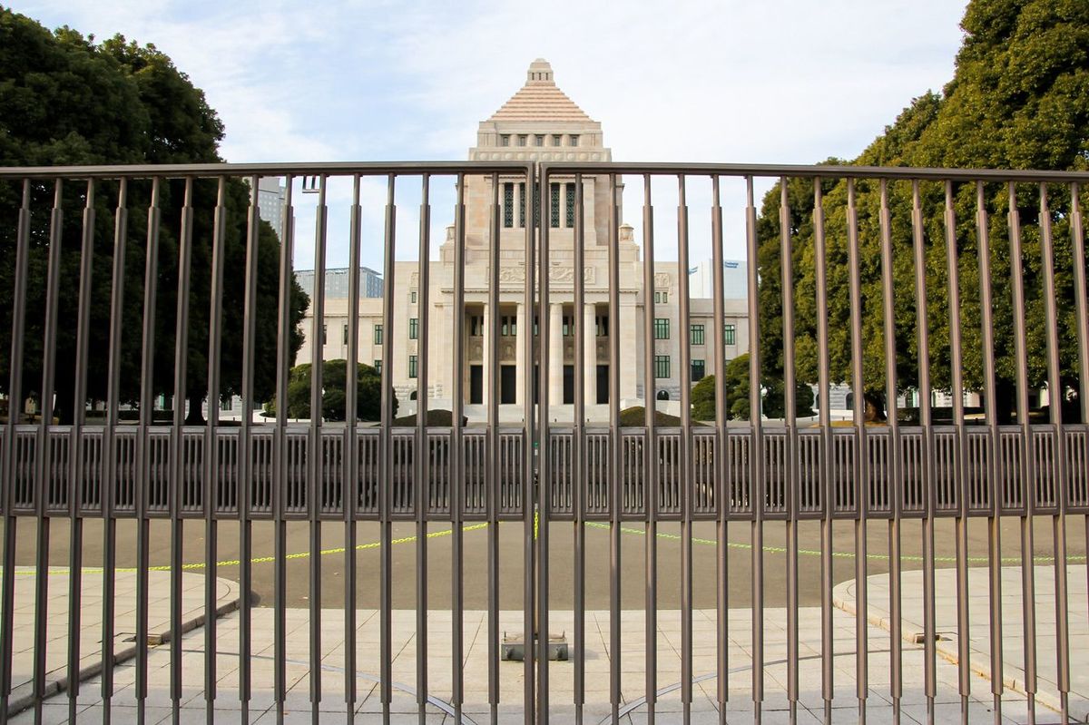 門が閉まっている国会議事堂