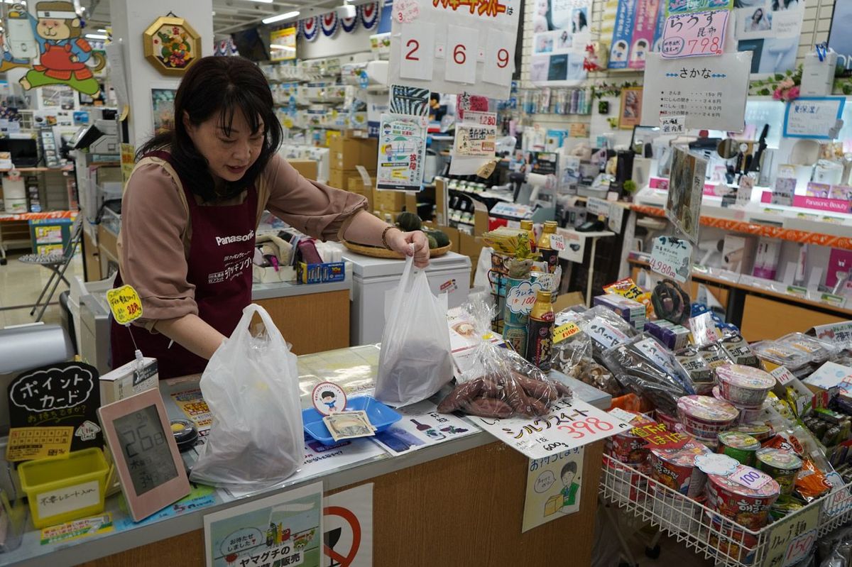 レジ横には山口社長が買い付けた農産物が並ぶ