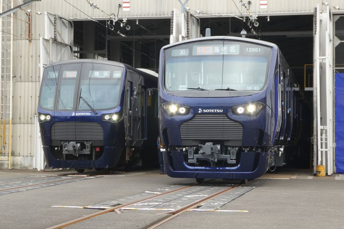 左は東急東横線直通用の20000系、右はJR線直通用の12000系。いずれもヨコハマネイビーブルーを身にまとう