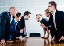 なぜ「アホ同士」はいつも争っているのか