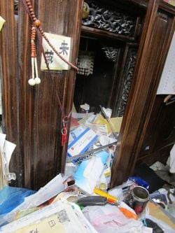 仏壇の中にもゴミがあふれていた。