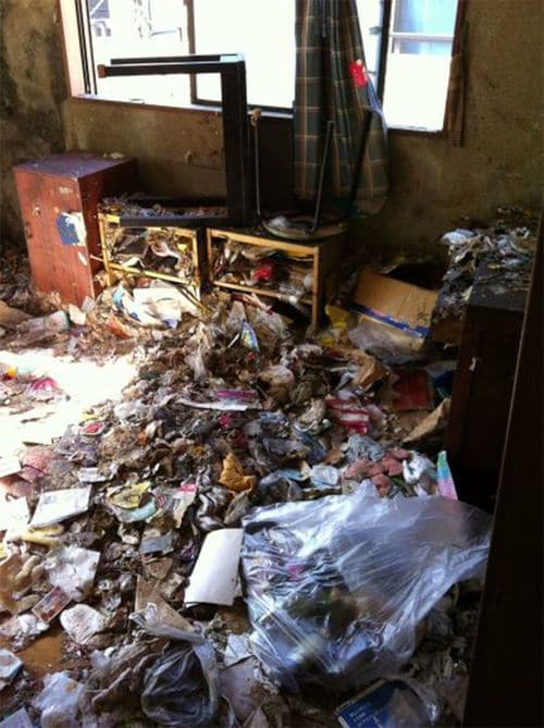 カビとゴミだらけの部屋。人を殺すのはカビではないかと思うくらい、事故物件にはカビが多い。この部屋からは新品の掃除機も出てきた。