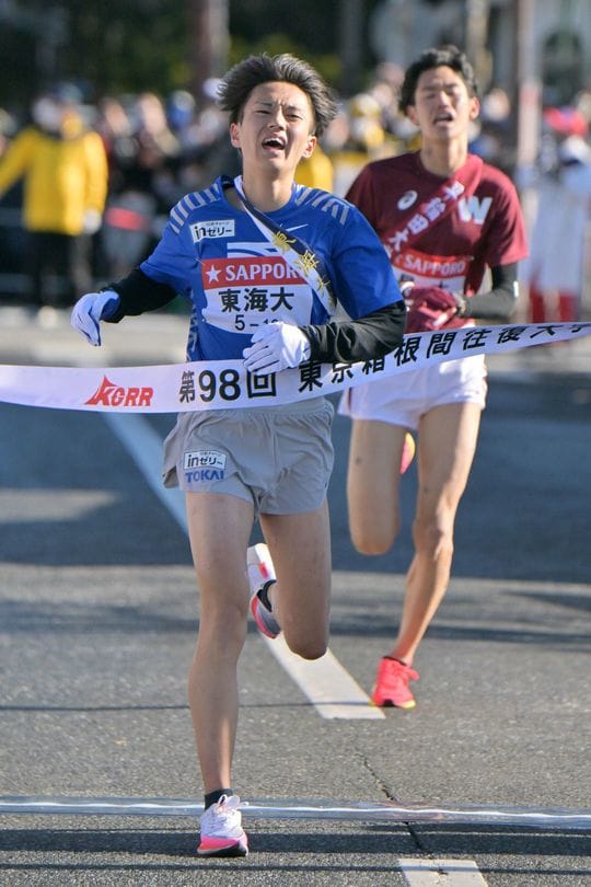 往路を10位でゴールする東海大5区の吉田響(左)=2022年1月2日、神奈川県箱根町