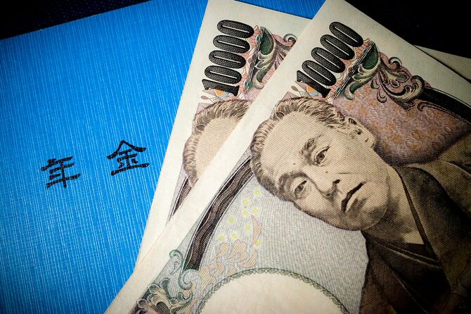 日本の年金ハンドブックと1万円札