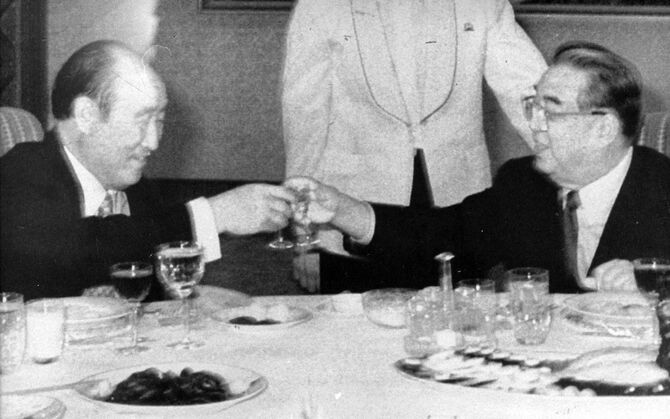 1991年に訪朝し、乾杯する世界平和統一家庭連合（旧統一教会）の創始者、文鮮明氏（左）と北朝鮮の金日成主席（北朝鮮）