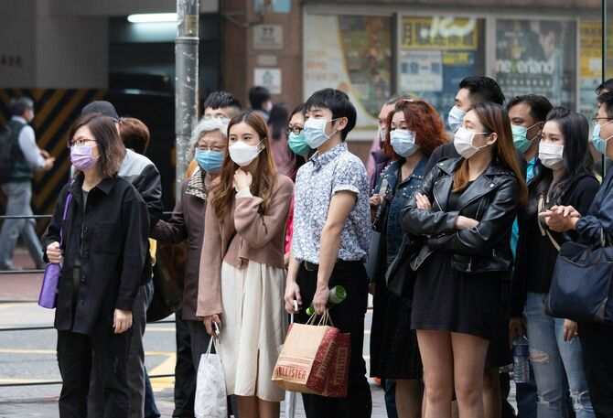 香港では外出時も常にマスクが必要だ