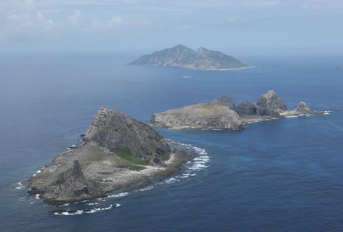 2013年9月6日、尖閣諸島の（手前から）南小島、北小島、魚釣島（沖縄県石垣市で、本社機から）