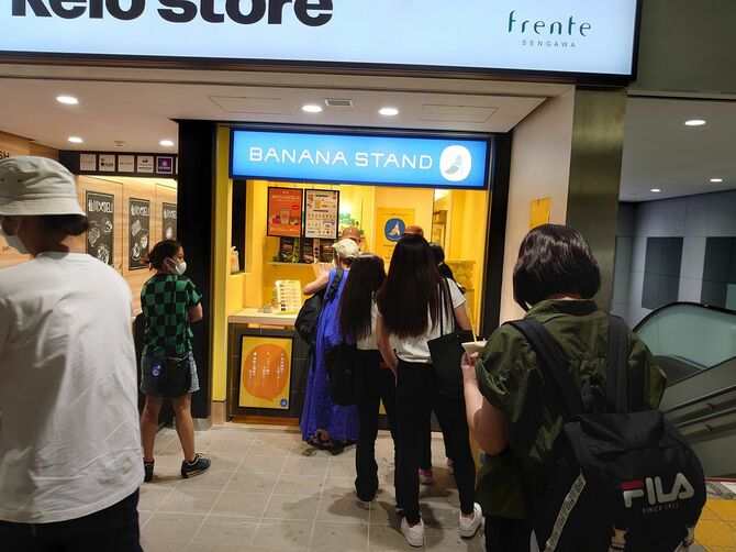 開店当初の仙川店。駅ナカで来店客が絶えない。