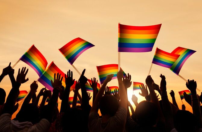虹色の旗を掲げる人々
