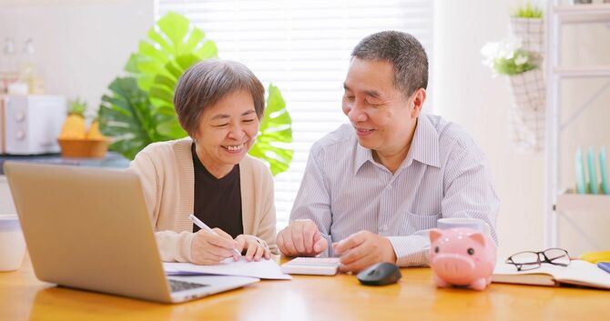資金について話し合う老夫婦
