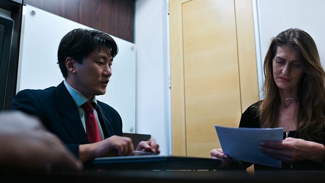 契約の話をするビジネスマン