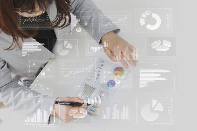 グラフを見る女性