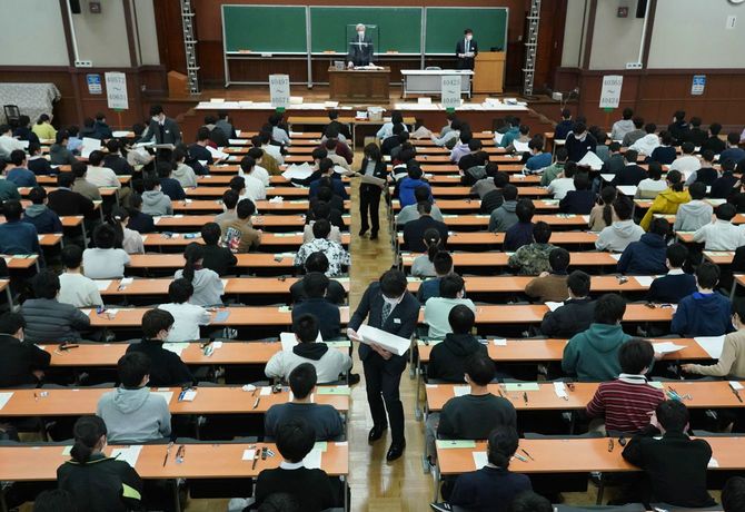 国公立大2次試験の前期日程に臨む受験生＝2022年2月25日、東京都文京区の東京大［代表撮影］