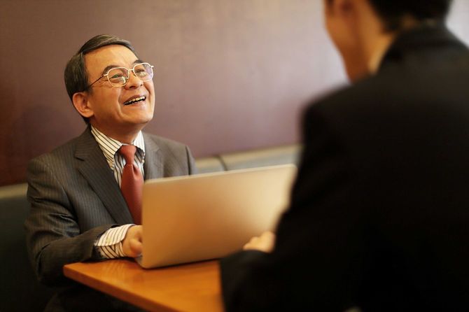 保険会社の年配の従業員